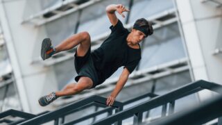 Akrobatyczny parkour i freerunning w miejskiej dżungli – jak zacząć bezpiecznie