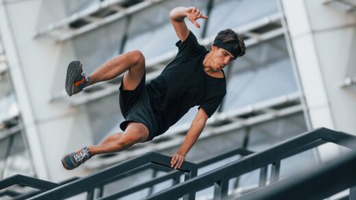 Akrobatyczny parkour i freerunning w miejskiej dżungli – jak zacząć bezpiecznie