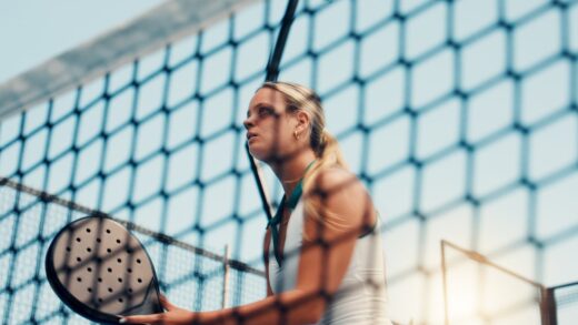 Pickleball kontra tenis: porównanie wymagań fizycznych i sprzętu