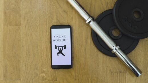 Trening hybrydowy: łączenie treningów na sali z aplikacjami i coachingiem