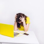 Hejt w social mediach a stres: jak chronić się przed negatywnymi komentarzami i mobbingiem